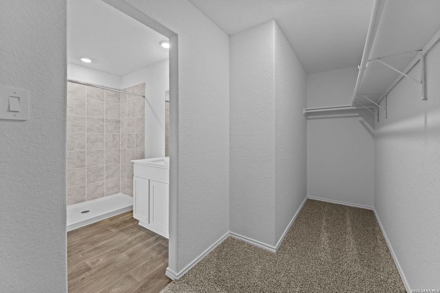 Spacious, unfurnished interior of a new home in Avenida, Converse (Image 15).