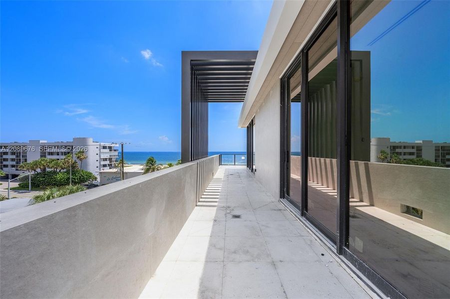 Fourth-floor terrace through the louvered pergola. Fourth-floor terrace through the louvered pergola.