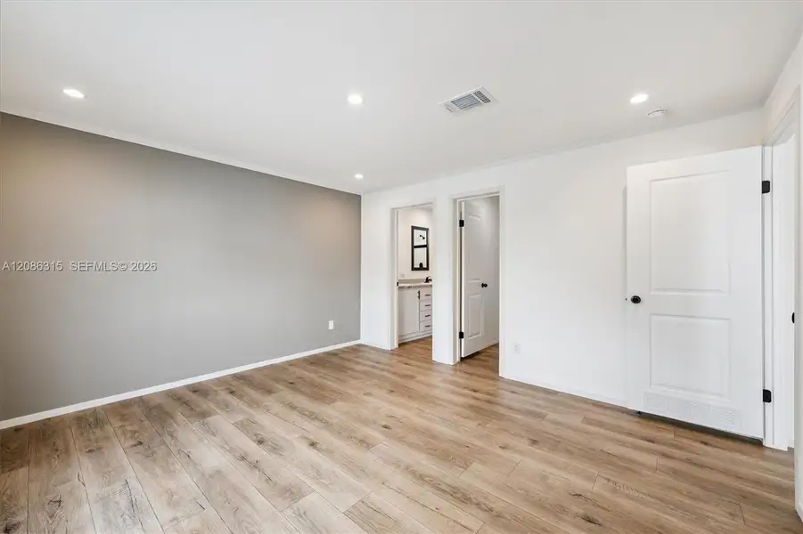 Spacious, unfurnished interior of a new home in , Miami (Image 10).