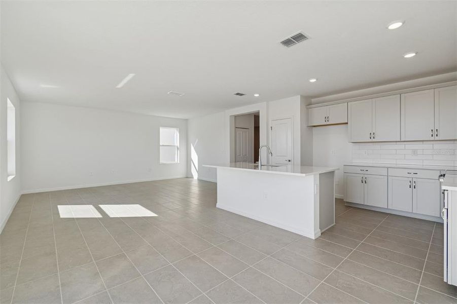 Spacious, unfurnished interior of a new home in Southpointe, Palmetto (Image 25).