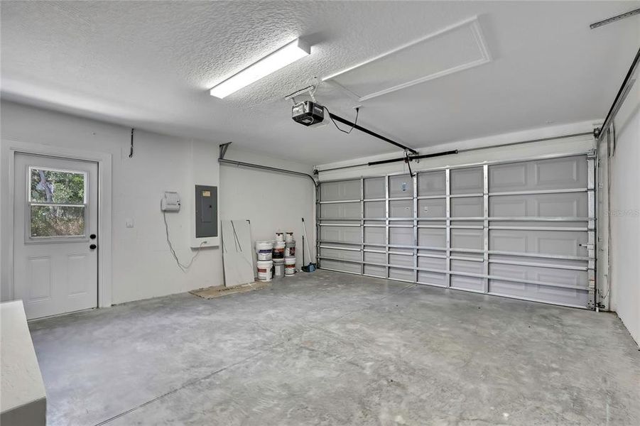 Spacious, unfurnished interior of a new home in , Weeki Wachee (Image 24).