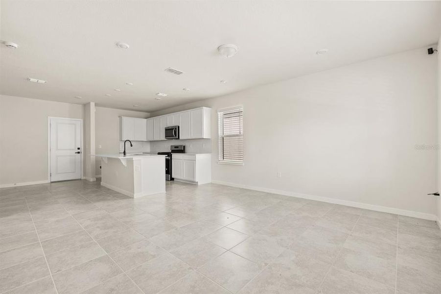 Spacious, unfurnished interior of a new home in , Apopka (Image 16).