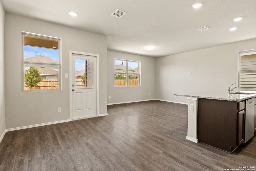 Spacious, unfurnished interior of a new home in Blue Ridge Ranch, San Antonio (Image 17).