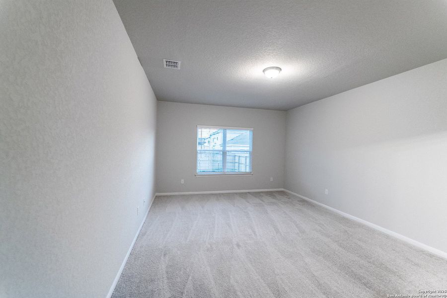 Spacious, unfurnished interior of a new home in Hennersby Hollow, San Antonio (Image 13).