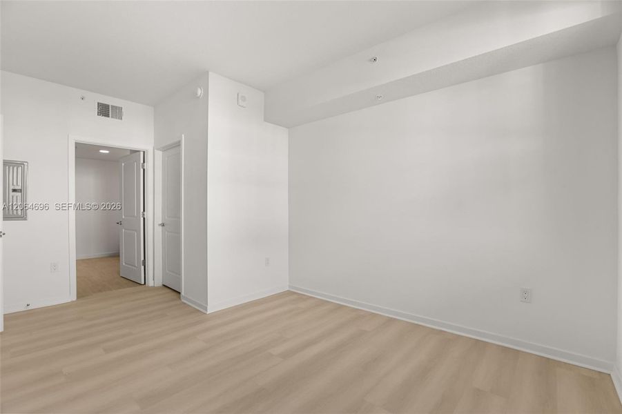 Spacious, unfurnished interior of a new home in , Orlando (Image 27).