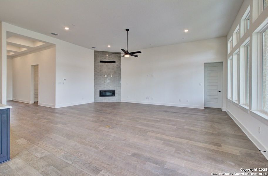 Spacious, unfurnished interior of a new home in Verandas at the Rim, San Antonio (Image 23).