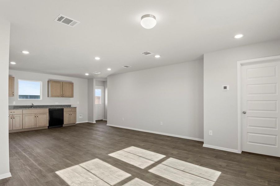 Spacious, unfurnished interior of a new home in Harvest Ridge, Elgin (Image 15).