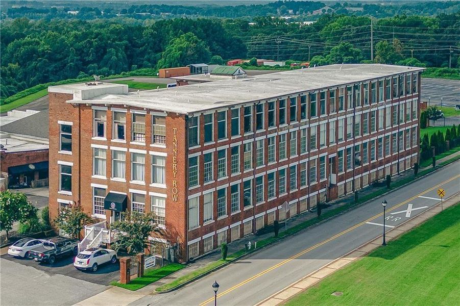 Condo located in Buford, GA showcasing its design and architecture (Image 5).
