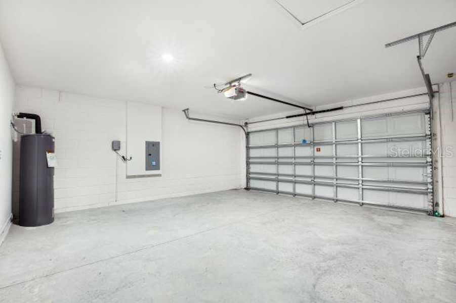 Spacious, unfurnished interior of a new home in Royal Highlands, Weeki Wachee (Image 16).