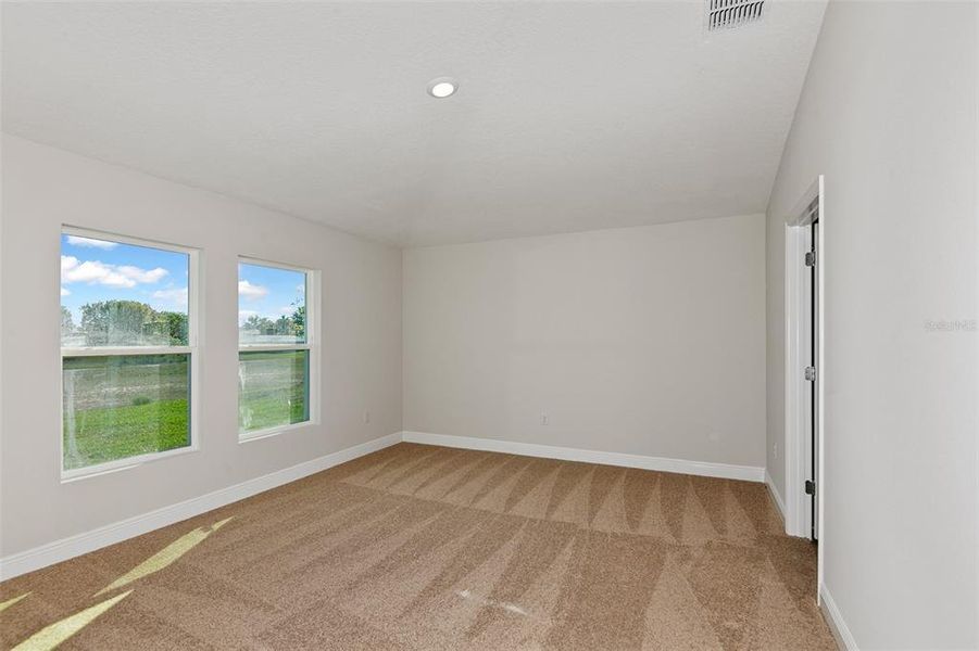 Spacious, unfurnished interior of a new home in Cherrywood Preserve, Ocala (Image 13).