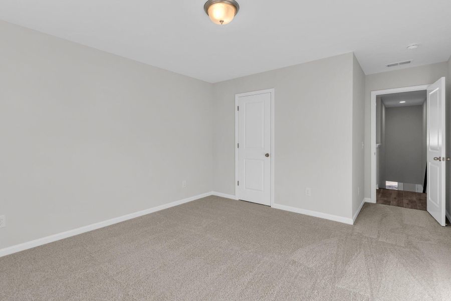 Spacious, unfurnished interior of a new home in Sweetgrass Station, Summerville (Image 11).