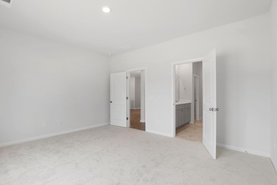 Spacious, unfurnished interior of a new home in , Summerville (Image 17).