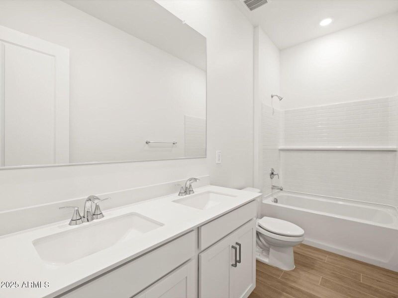 Bath 2 Double Sinks!