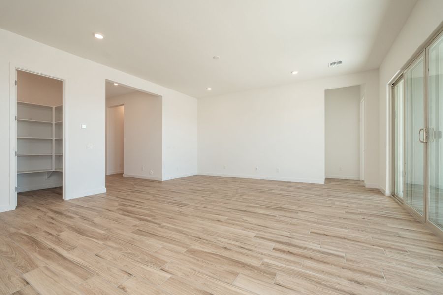 Spacious, unfurnished interior of a new home in Abel Ranch, Goodyear (Image 11).