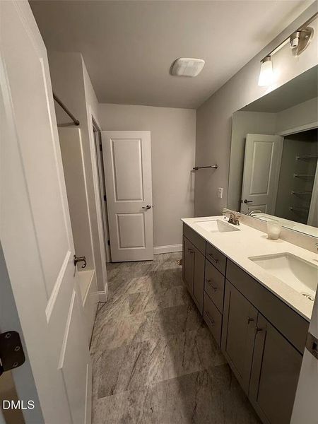 34715064-A5A1-4748-B366-19B3880038DD