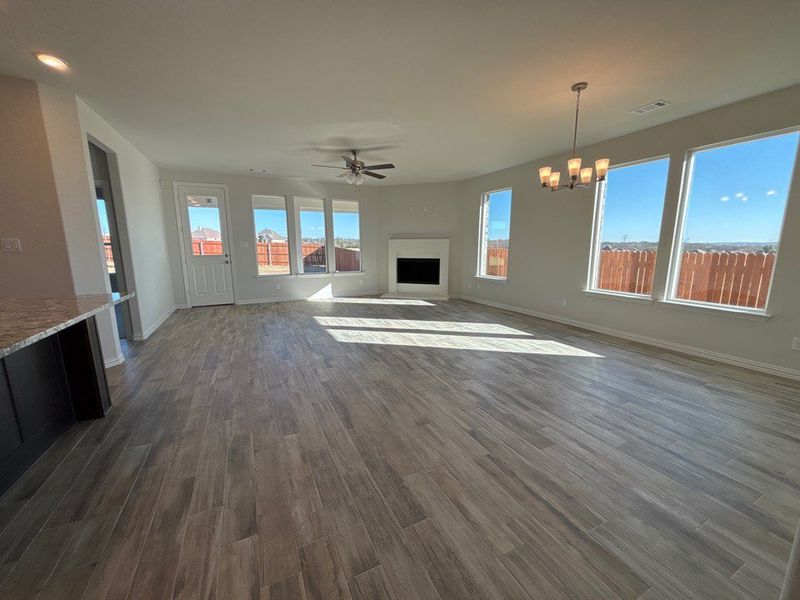 Spacious, unfurnished interior of a new home in Waterford Park, Weatherford (Image 14).