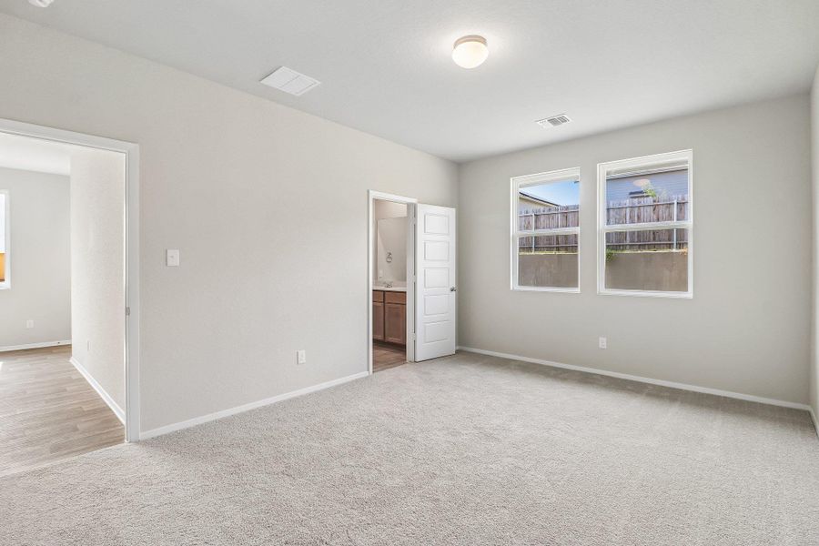 Spacious, unfurnished interior of a new home in Hunters Ranch, San Antonio (Image 17).