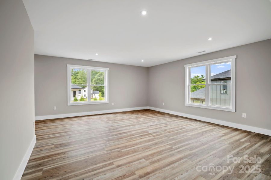 Spacious, unfurnished interior of a new home in , Asheville (Image 20).