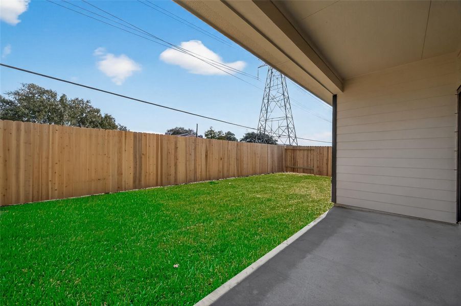 Exterior details and patio area of a home in Rollingbrook Estates, Baytown (Image 28).