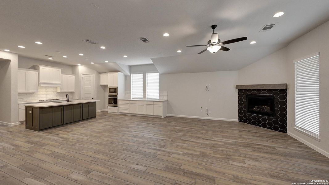 Spacious, unfurnished interior of a new home in Weston Oaks 55', San Antonio (Image 22). Spacious, unfurnished interior of a new home in Weston Oaks 55', San Antonio (Image 22).