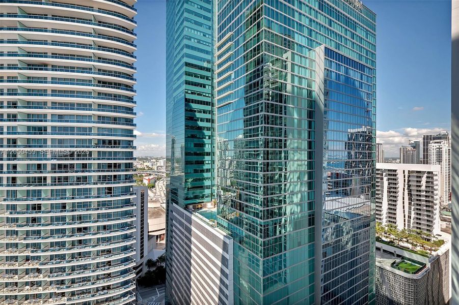 Condo located in Miami, FL showcasing its design and architecture (Image 4). Condo located in Miami, FL showcasing its design and architecture (Image 4).