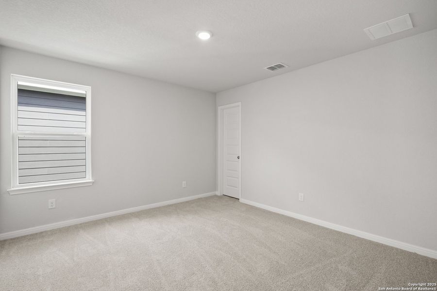 Spacious, unfurnished interior of a new home in Timber Creek, San Antonio (Image 30).