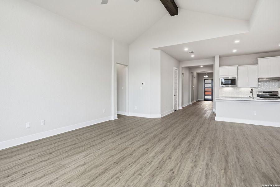 Spacious, unfurnished interior of a new home in Stillwater Ranch, San Antonio (Image 26).