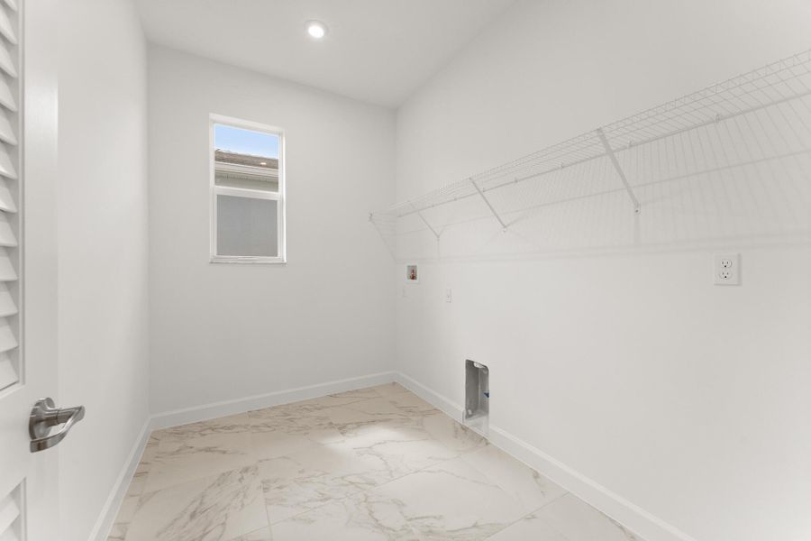 Spacious, unfurnished interior of a new home in Tradition - Telaro, Port St. Lucie (Image 10).