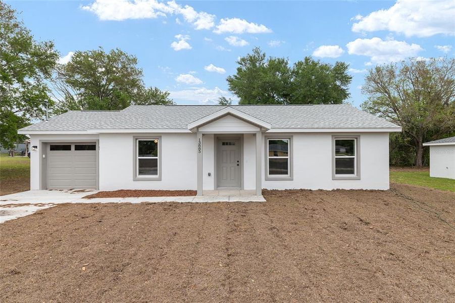 Exterior details and patio area of a home in , Dunnellon (Image 4).