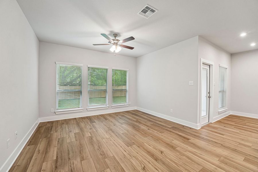 Spacious, unfurnished interior of a new home in Three Creeks, Belton (Image 13).