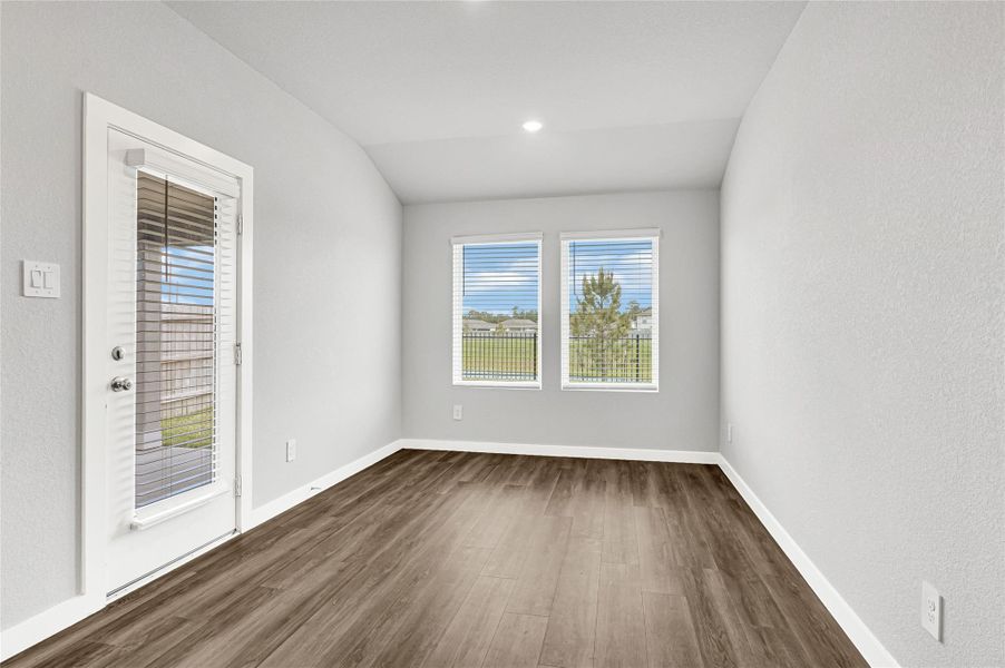 Breakfast / dining area