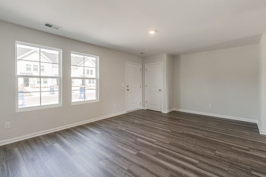 Spacious, unfurnished interior of a new home in Astoria, Columbia (Image 14).