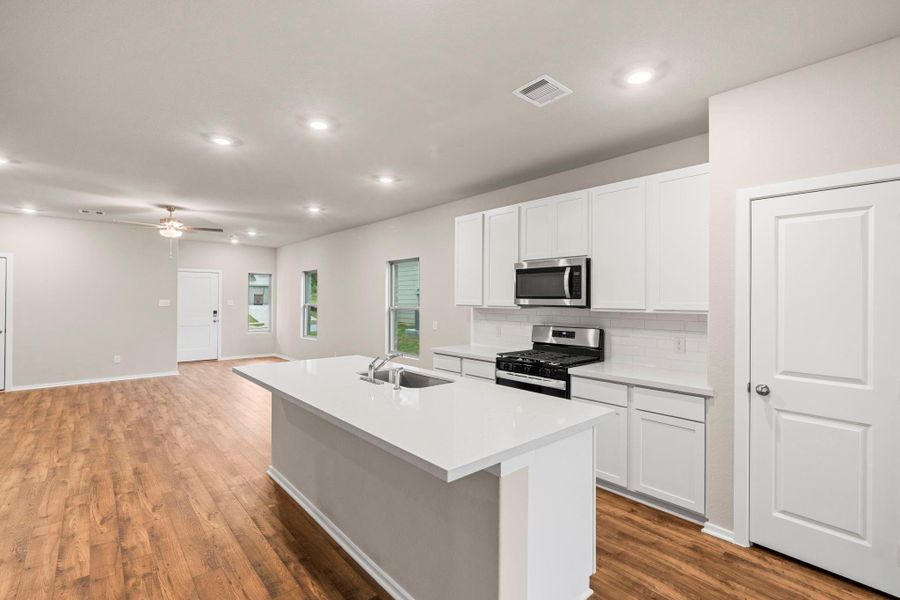 Furnished interior view inside a new home in Westridge Cove, Conroe (Image 12).