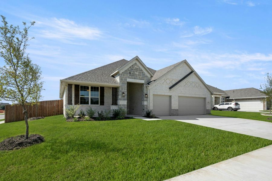 Front exterior of a new home in Kentsdale Farms, DeSoto, TX, highlighting curb appeal (Image 2).