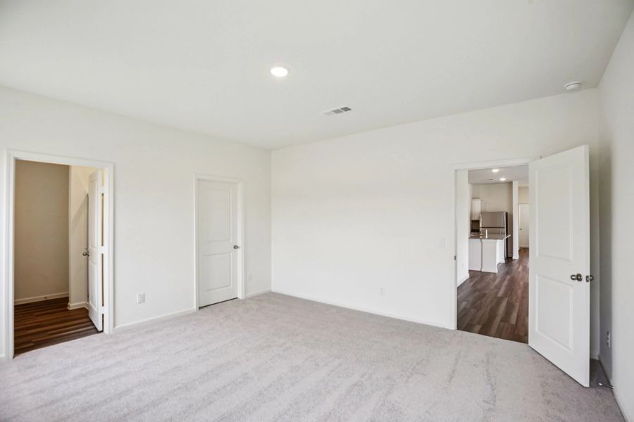 Representative unfurnished interior of a home built from the Glimmer by Starlight Homes in Spring Creek Trails, Magnolia (Image 16).