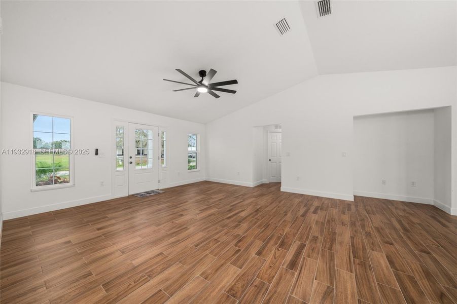 Spacious, unfurnished interior of a new home in , Sebring (Image 33).