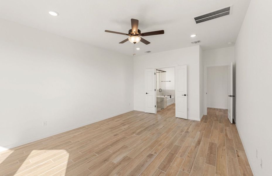 Spacious, unfurnished interior of a new home in Crescent Bluff, Georgetown (Image 23).