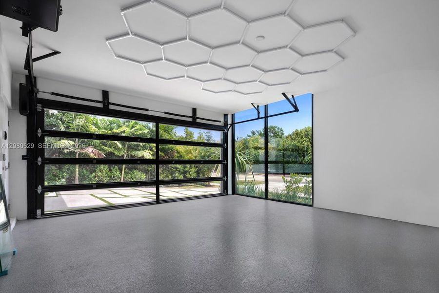 Spacious, unfurnished interior of a new home in , Miami Beach (Image 20).