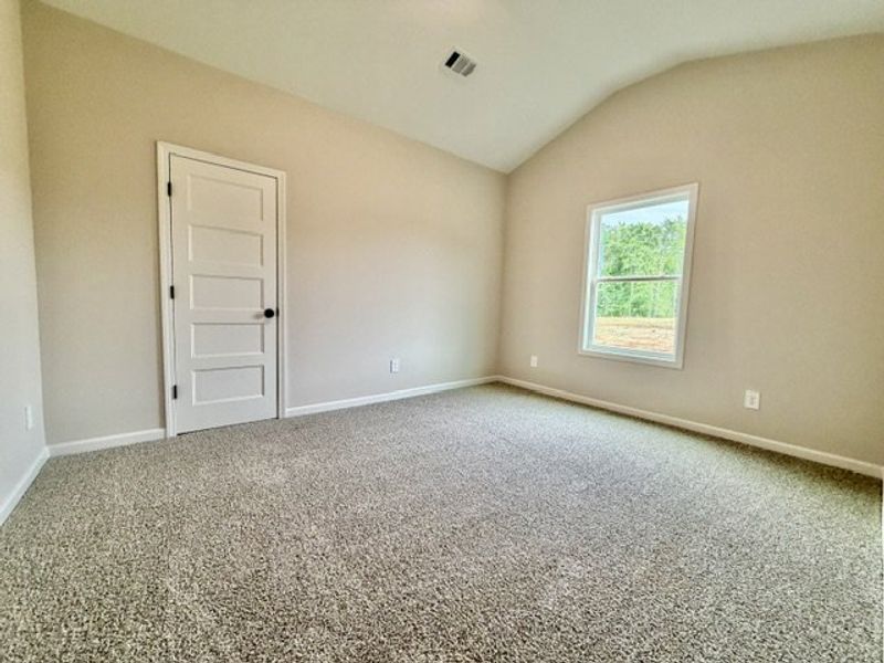 Spacious, unfurnished interior of a new home in Oakview, Pine Mountain (Image 17).