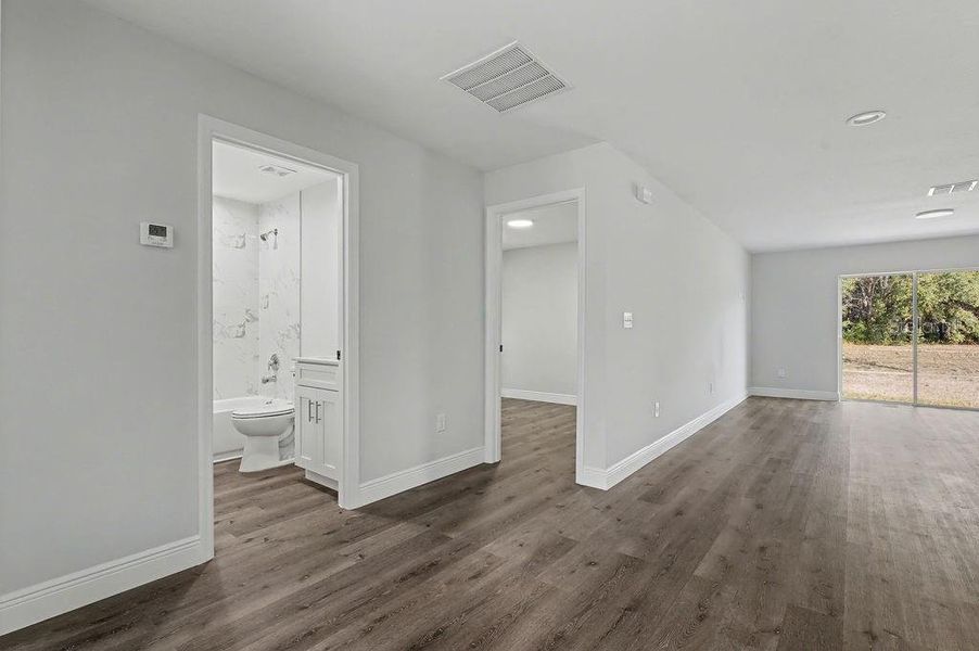 Spacious, unfurnished interior of a new home in , Ocala (Image 27).