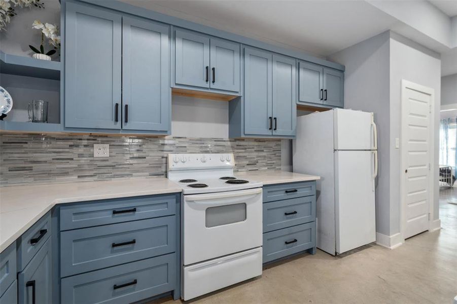 Furnished interior view inside a new home in , Malakoff (Image 19).