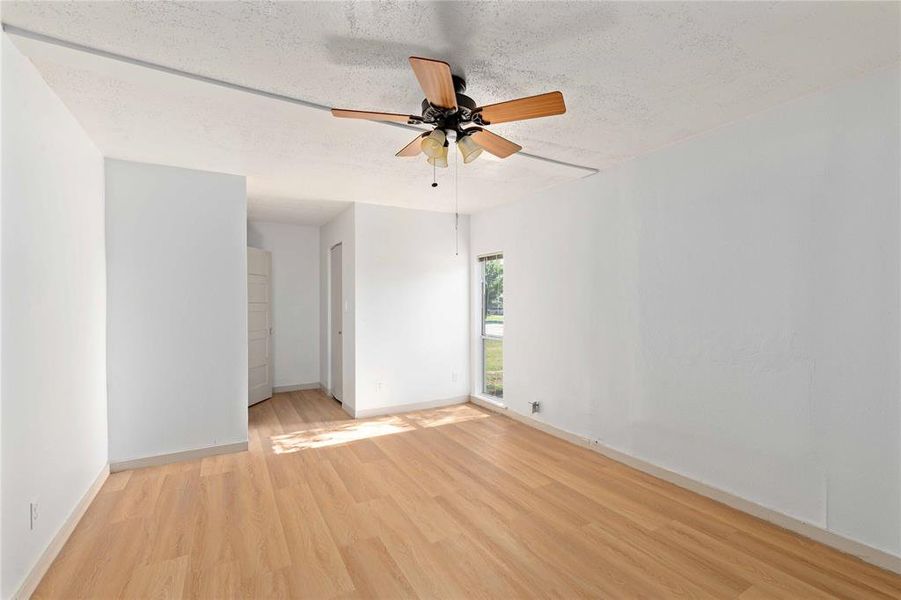 Spacious, unfurnished interior of a new home in , Bangs (Image 10).