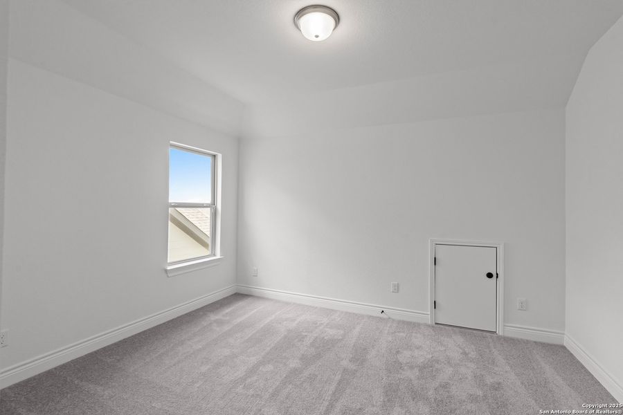 Spacious, unfurnished interior of a new home in Bison Ridge, San Antonio (Image 16).