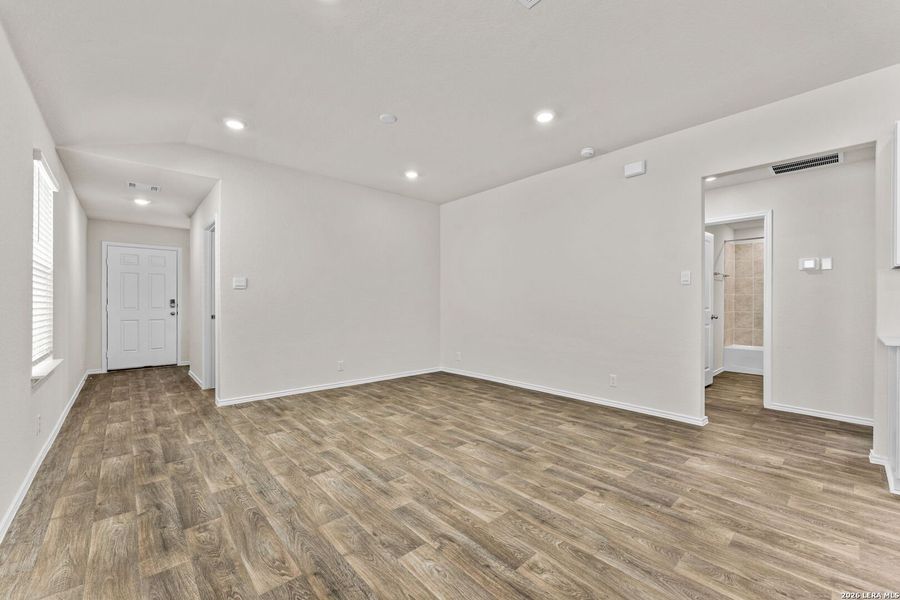 Spacious, unfurnished interior of a new home in Applewood, San Antonio (Image 12).