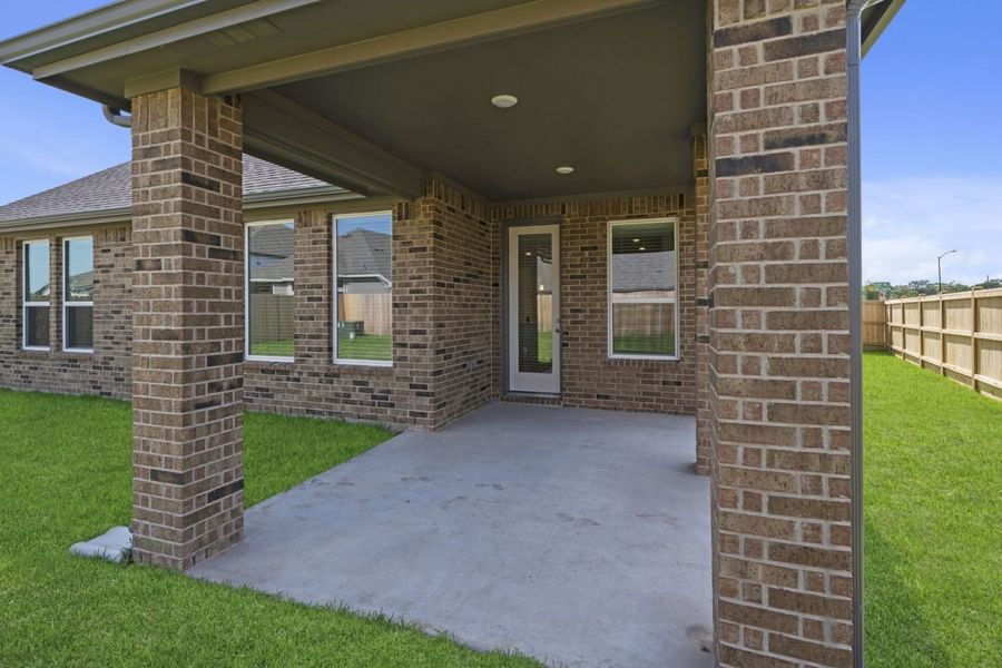 Exterior details and patio area of a home in Katy Lakes, Katy (Image 3).