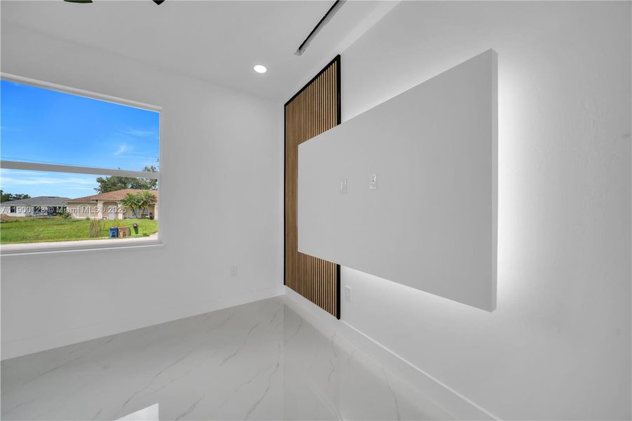 Spacious, unfurnished interior of a new home in , Lehigh Acres (Image 27).