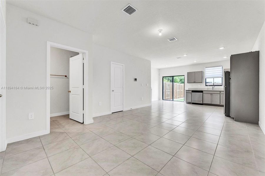 Spacious, unfurnished interior of a new home in , Florida City (Image 9).