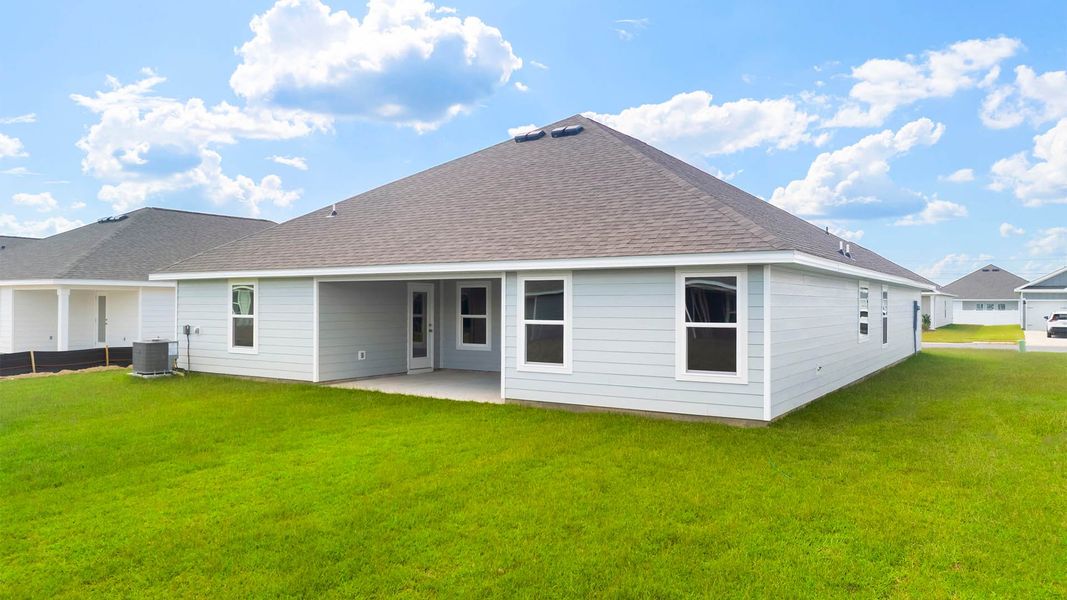 Exterior details and patio area of a home in Liberty, Panama City (Image 1).