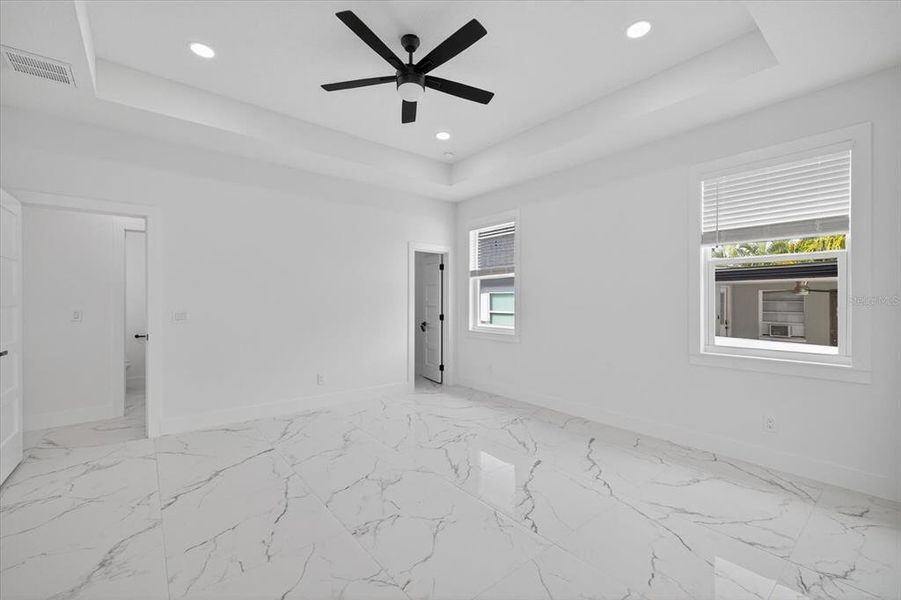 Spacious, unfurnished interior of a new home in , Tampa (Image 21).