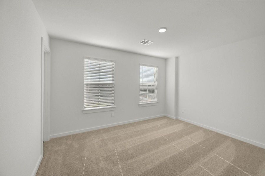 Spacious, unfurnished interior of a new home in Lone Star Landing, Montgomery (Image 17).
